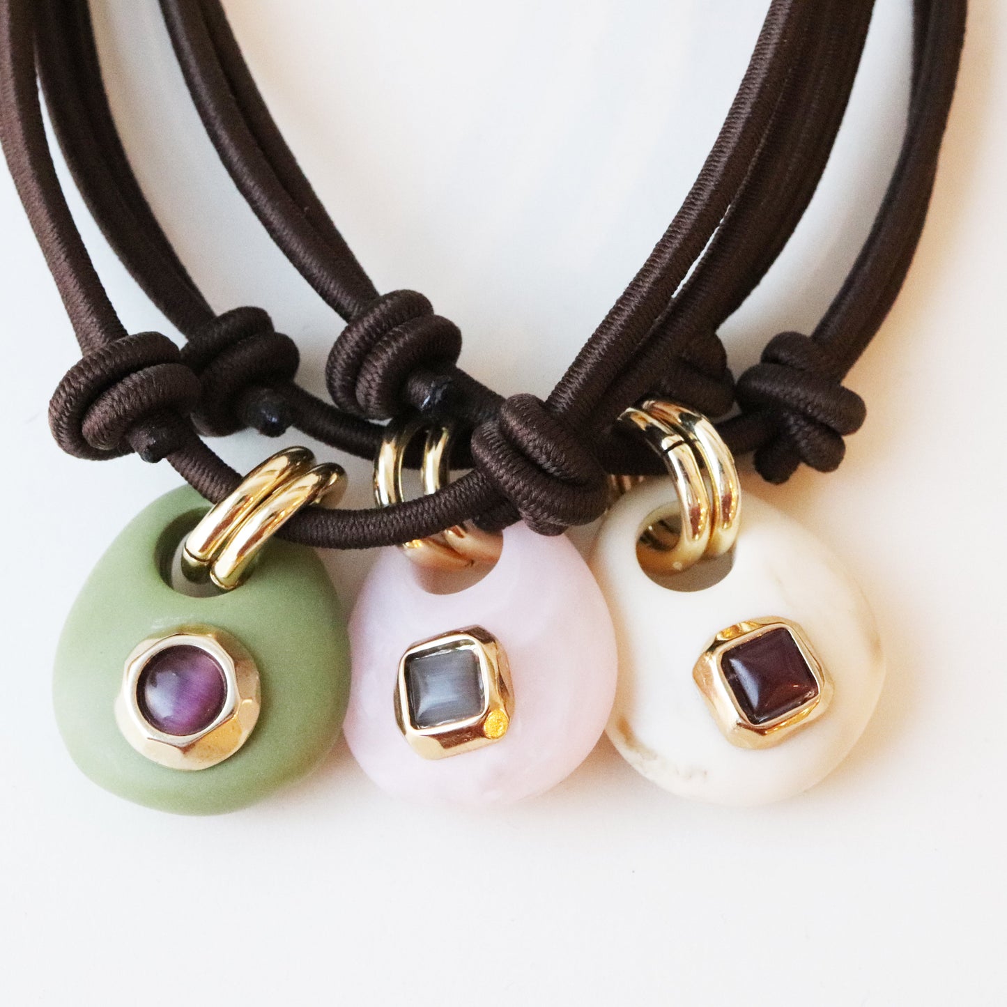 Collares de cerámica en verde, rosa y blanco con detalles dorados, perfectos para un look moderno y elegante.