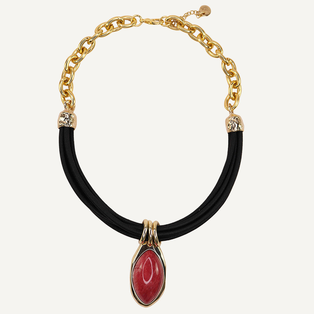 Collar negro con cadena dorada y colgante rojo de resina, elegante y moderno. Ideal para cualquier ocasión.