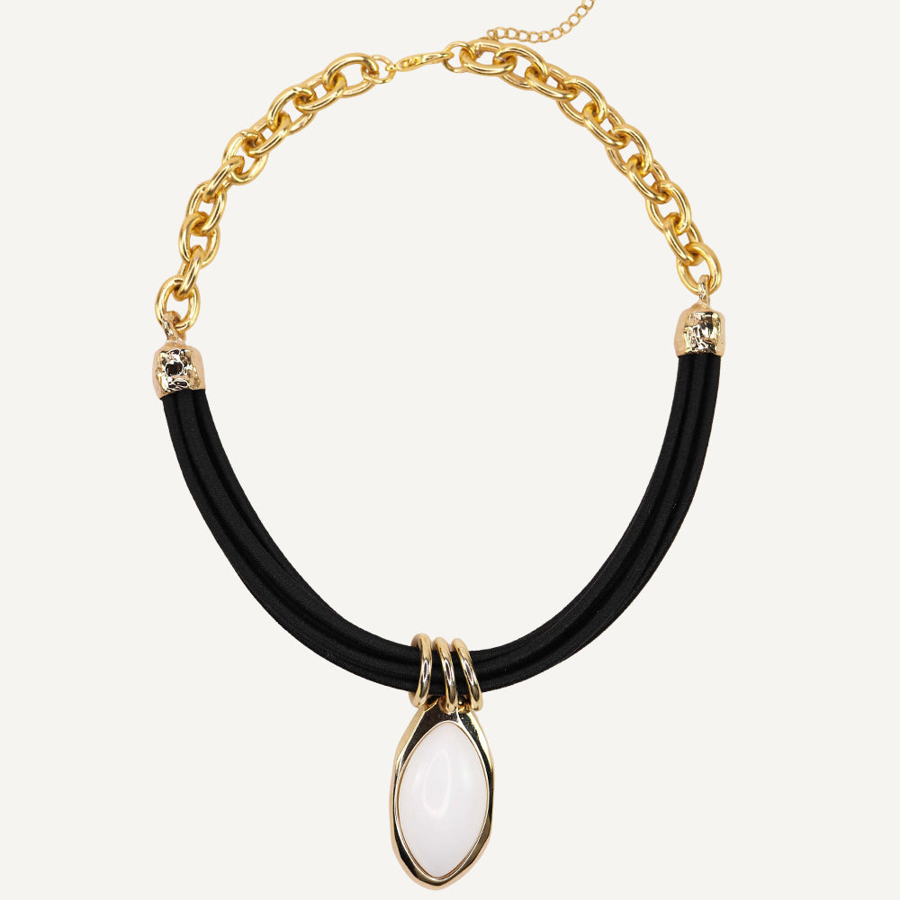 Collar de eslabones dorados y cordón negro con colgante ovalado blanco, elegante y moderno.
