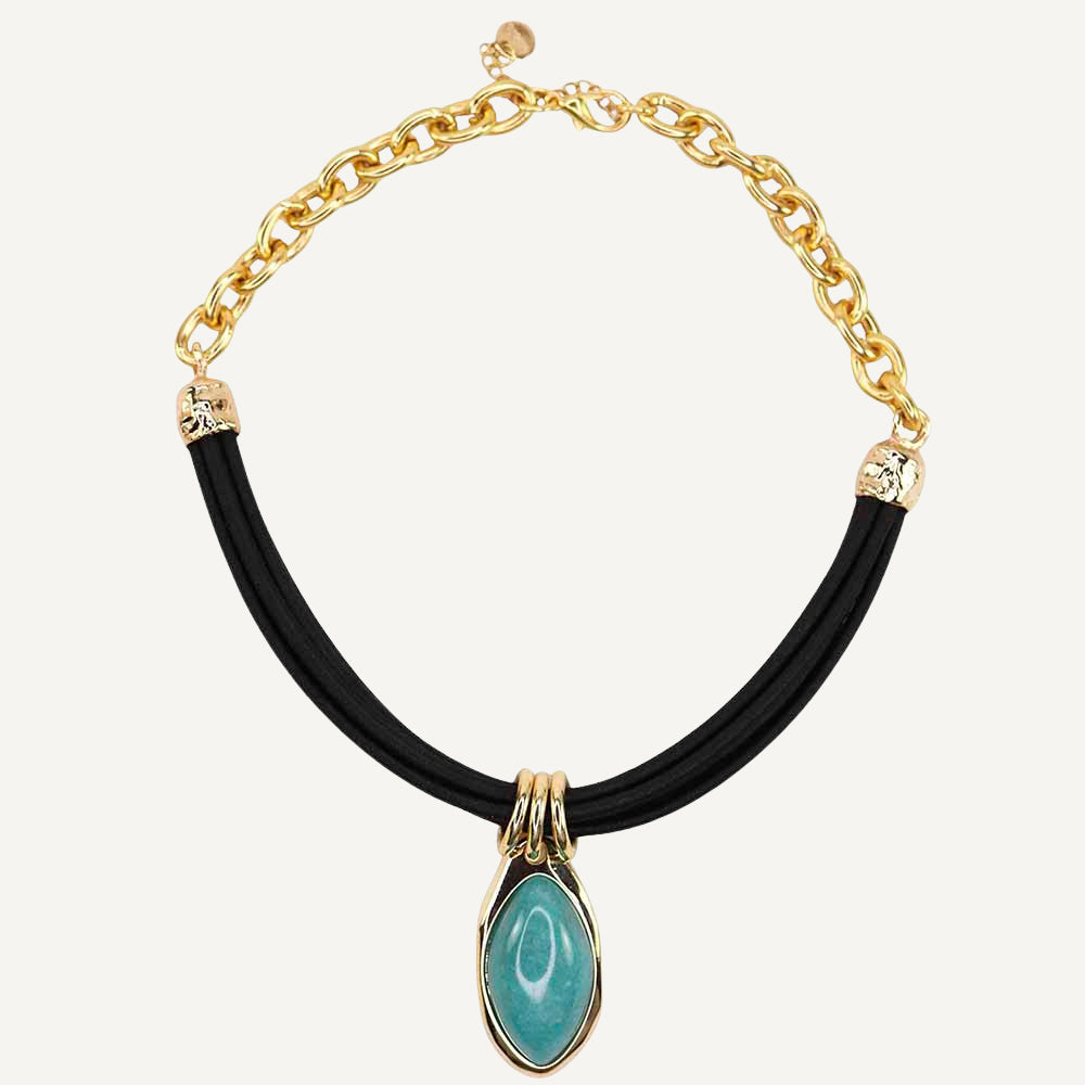 Collar de cadena dorada con detail de piedras turquesa y cuerda negra, estilo moderno y elegante.