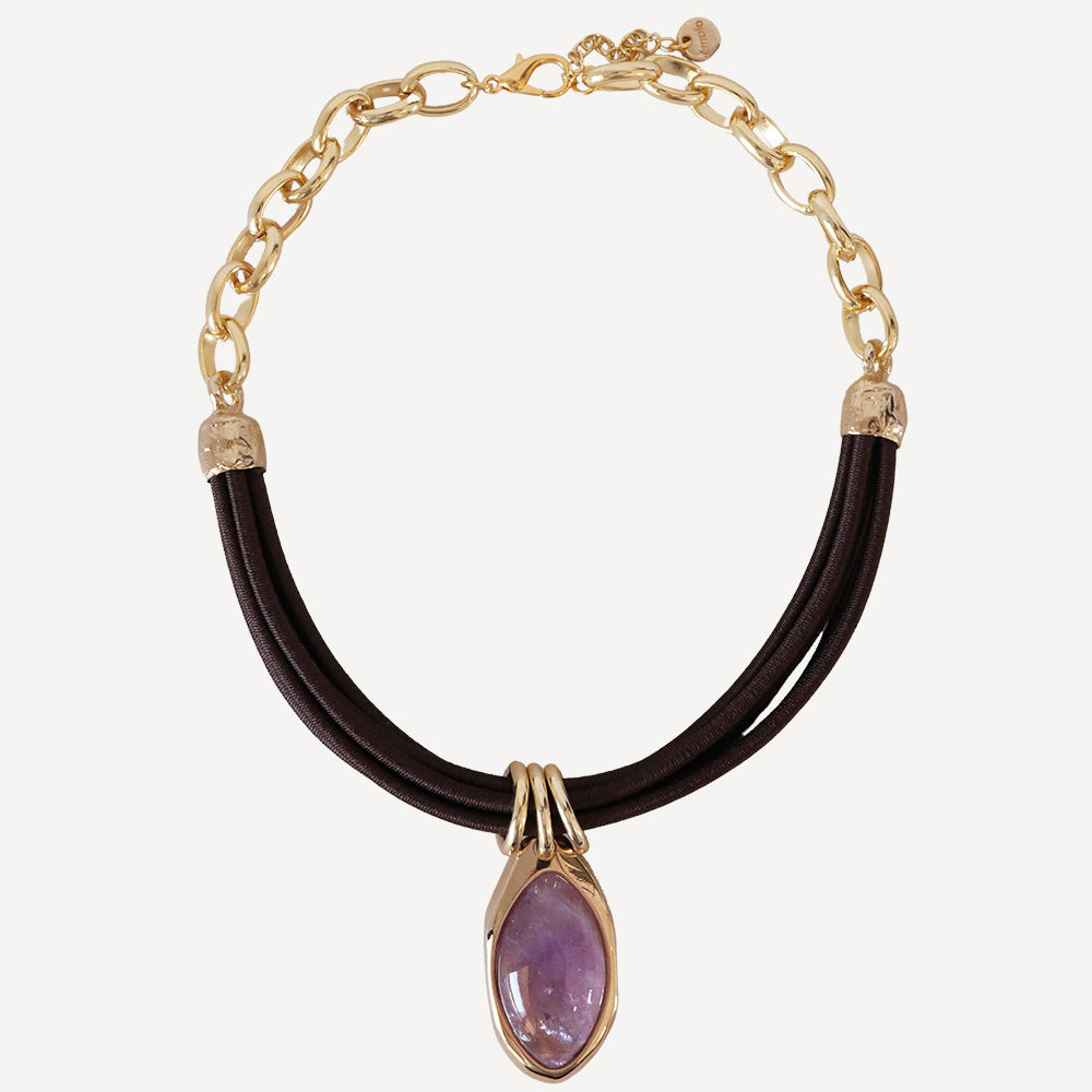 Collar de cadena dorada con cuero negro y colgante de amatista morada. Elegante y moderno.