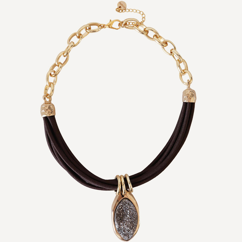 Collar elegante de cadena dorada con adorno negro y piedra con brillo, perfecto para ocasiones especiales.