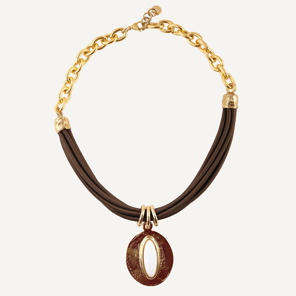 Collar de cadena dorada y cordón marrón con colgante ovalado en color blanco, estilo moderno y elegante.