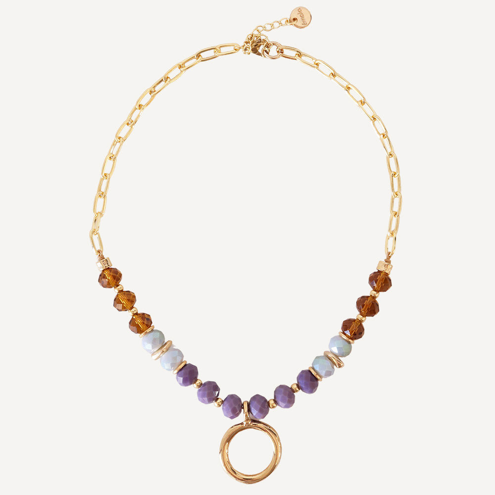 Collar dorado con cuentas moradas, azules y ámbar, estilo moderno y elegante. Perfecto para cualquier ocasión.