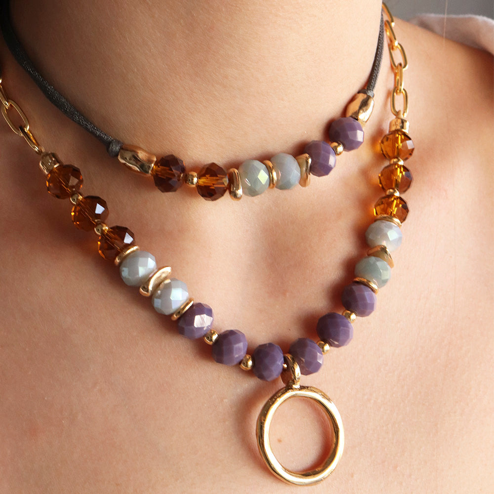 Collares de cuentas moradas y amarillas con anillo dorado, elegantes y modernos, ideales para un estilo chic.