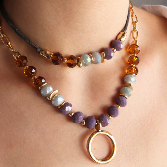 Collares de cuentas moradas y amarillas con anillo dorado, elegantes y modernos, ideales para un estilo chic.