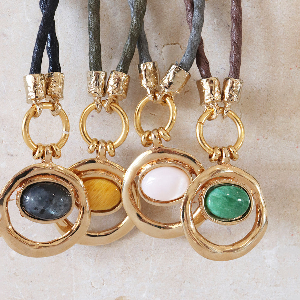 Collares de cadena de cuero con colgantes dorados y piedras naturales en colores verde, rosa, gris y amarillo.
