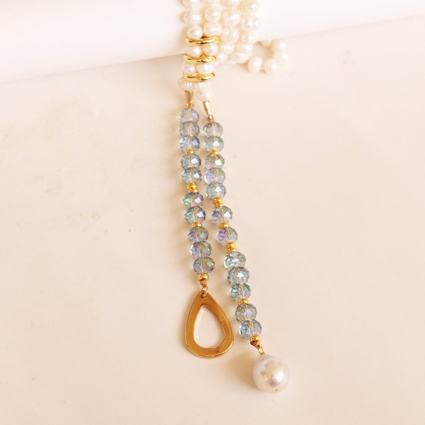Collar de perlas con cuentas azules y dorado, diseño elegante y moderno, ideal para ocasiones especiales.