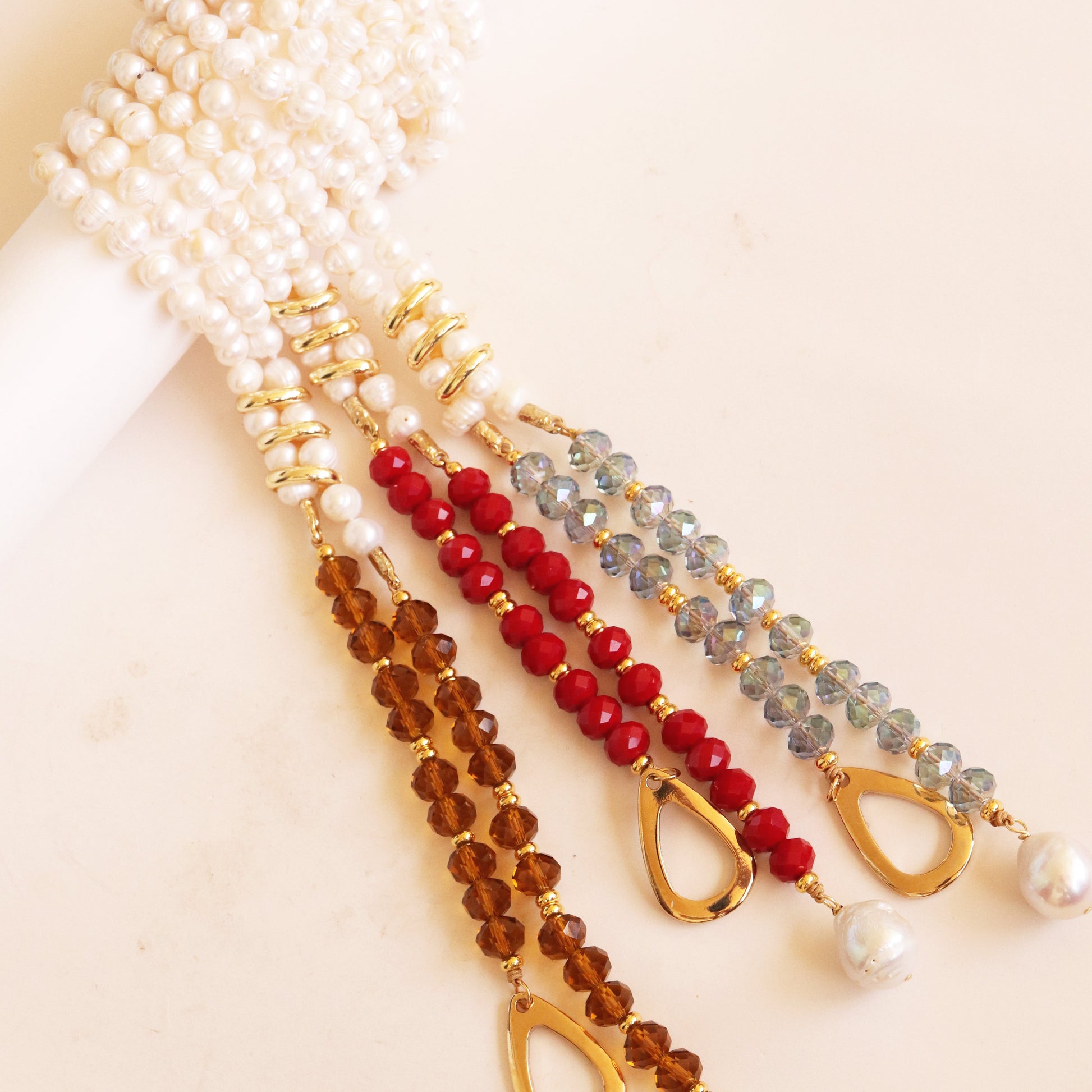 Pulsera de perlas blancas con cuentas rojas, ámbar y azules, adornos dorados, estilo bohemio.