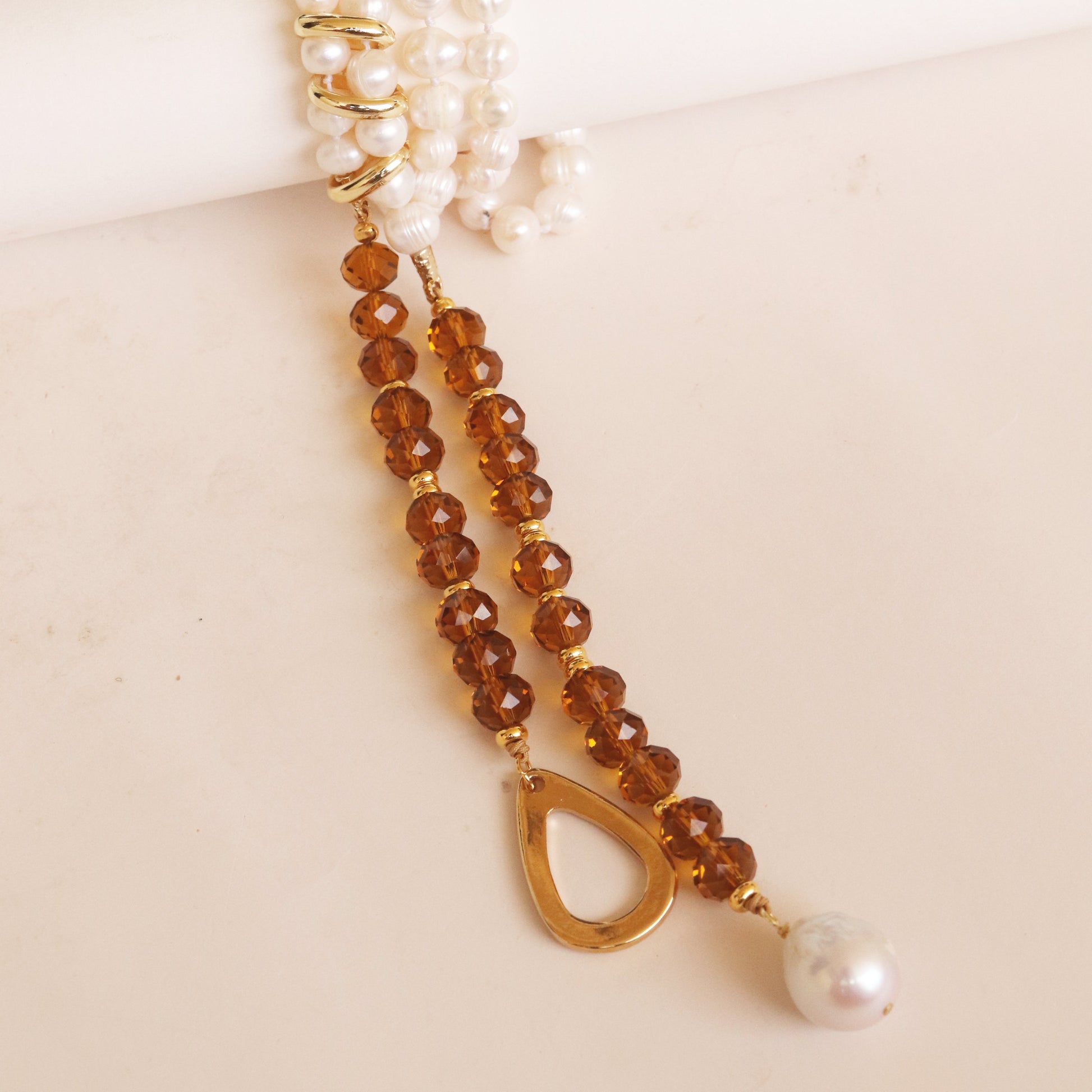 Collar de perlas y cristal ámbar con diseño dorado, elegante y perfecto para ocasiones especiales.
