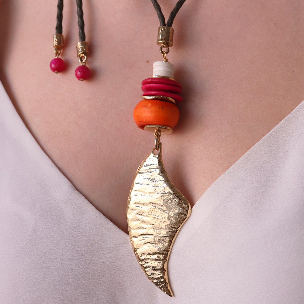 Collar bohemio de cuentas multicolores y colgante dorado, ideal para un look fresco y moderno.