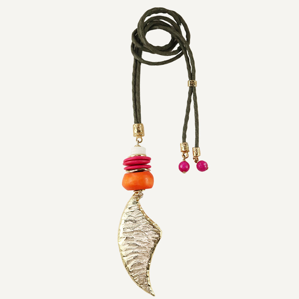 Collar bohemio con colgante dorado, cuentas de colores rojo, naranja y rosa, cuerda verde.