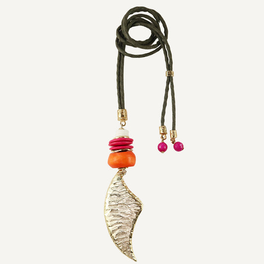 Collar bohemio con colgante dorado, cuentas de colores rojo, naranja y rosa, cuerda verde.