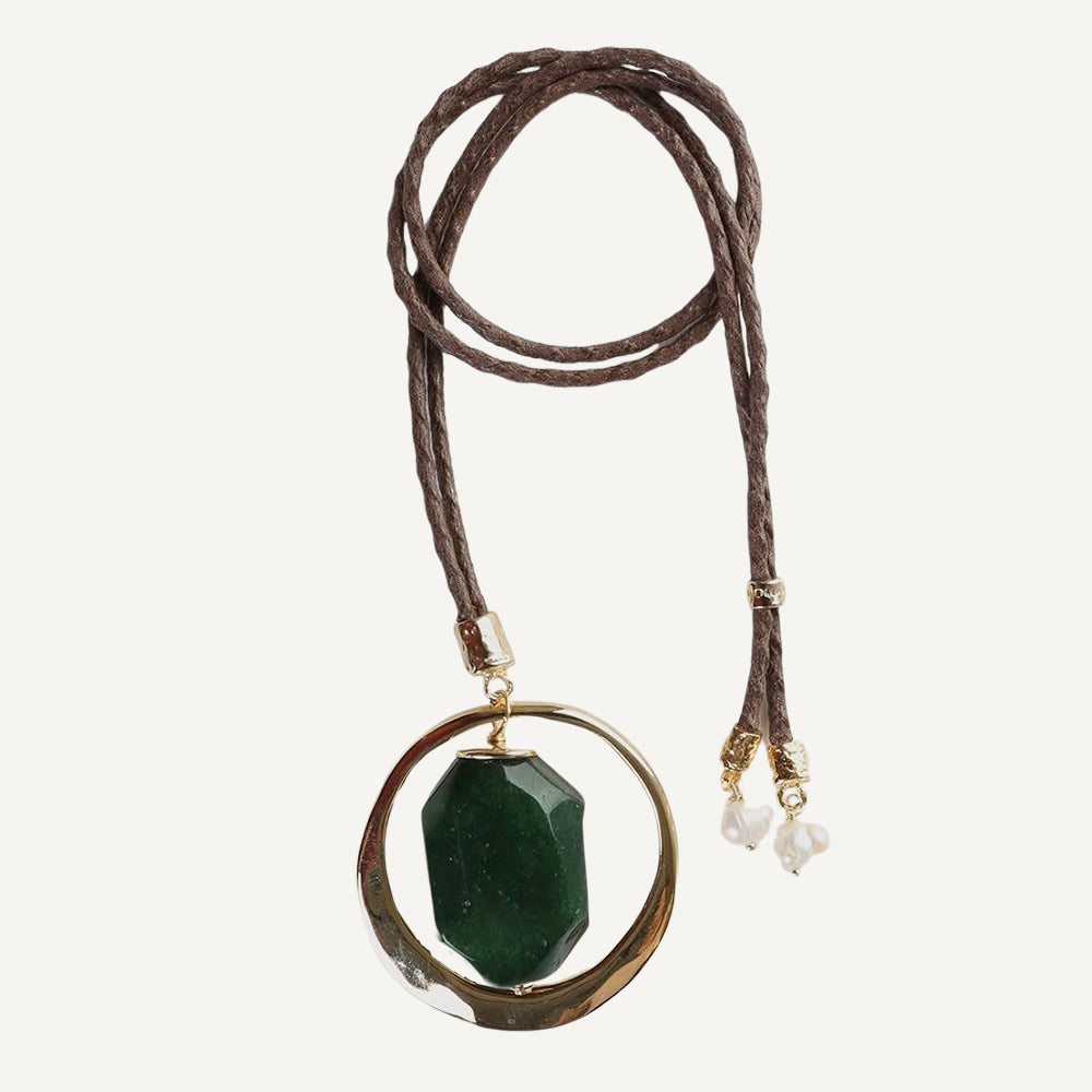 Collar de cordón café con colgante de piedra verde y detalles dorados, elegante y moderno.