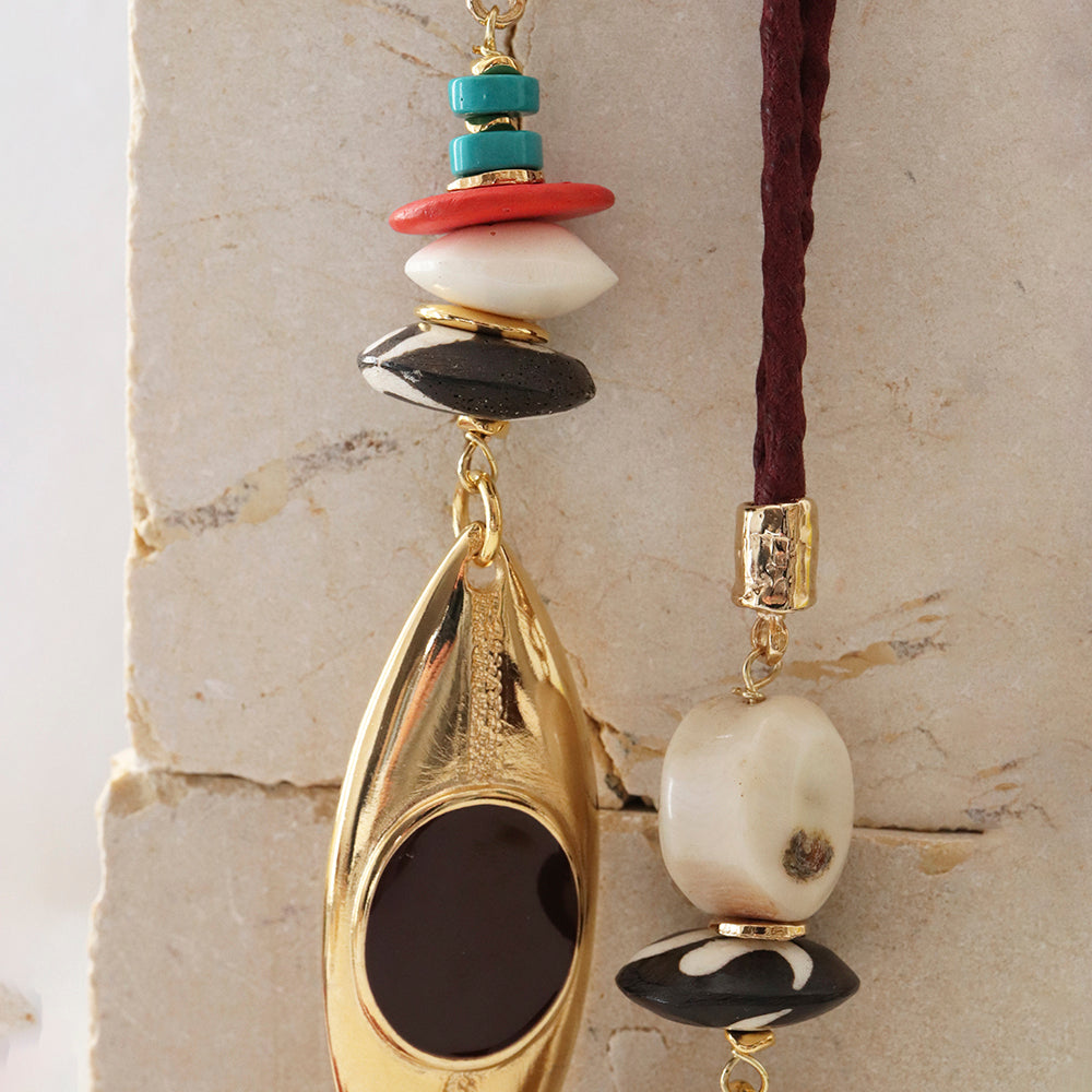 Collar bohemio de cuentas de colores con dorado y cordón burdeos, ideal para un estilo moderno y vibrante.