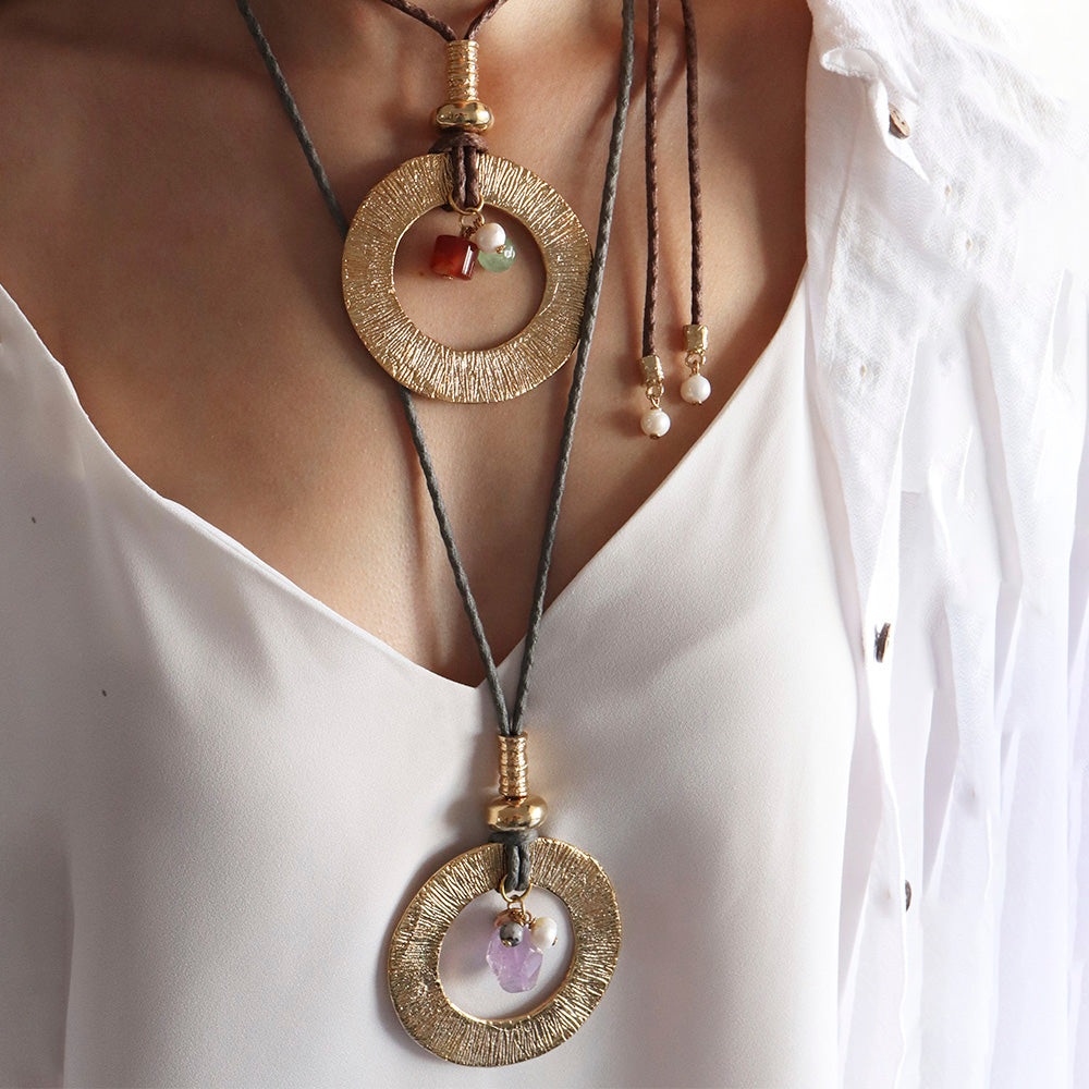Collar de aro dorado con piedras de cuarzo, estilo bohemio, cuerdas de cuero gris y perlas blancas.