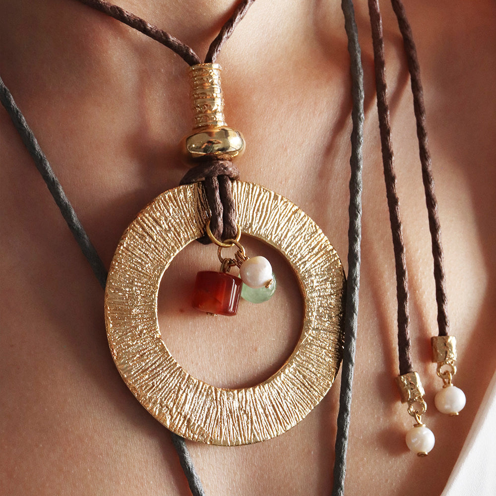 Collar bohemio dorado con colgante circular y cuentas de ágata y jade, cuerdas de algodón, estilo artesanal.