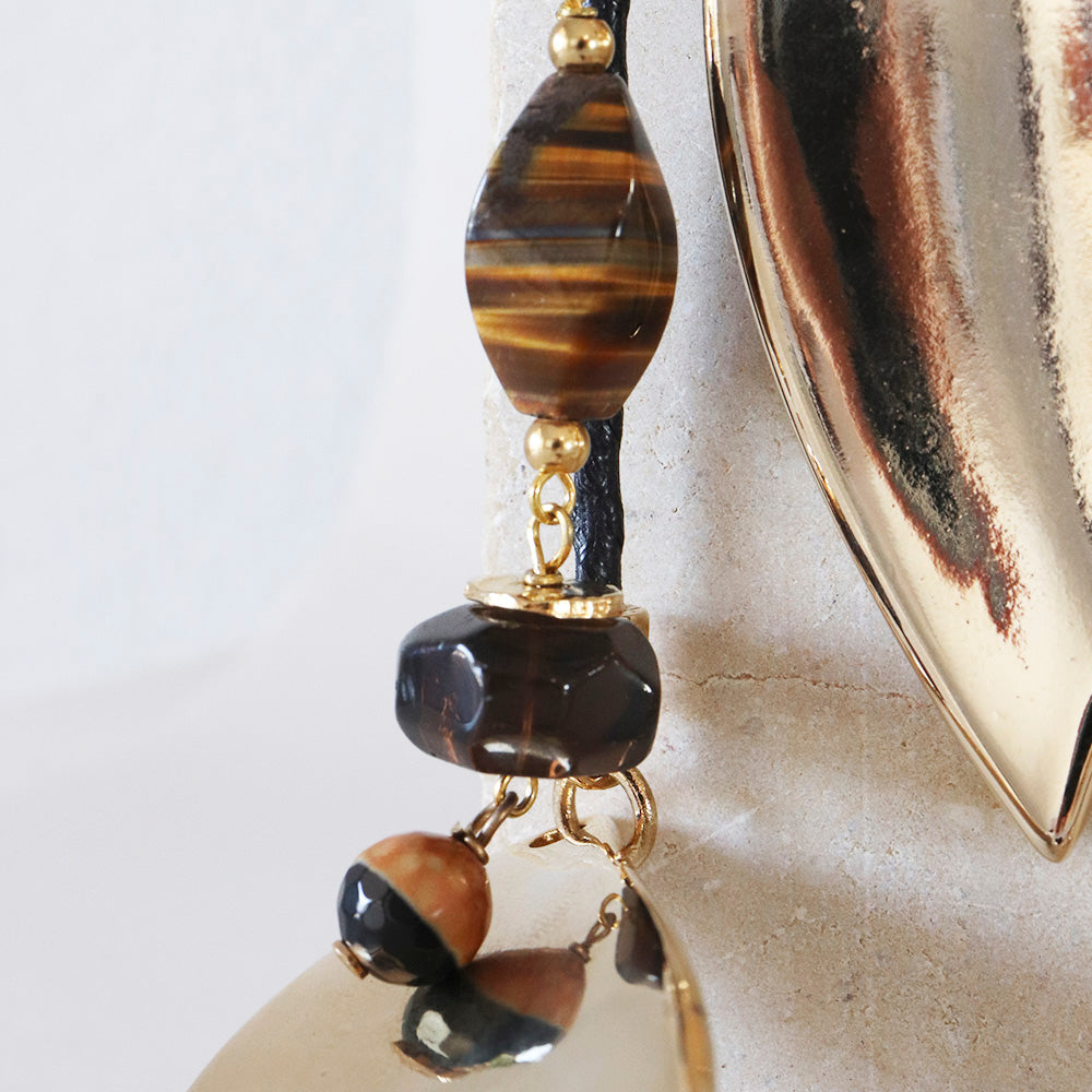 Collar de cuentas de tigre, dorado y negro, con detalles de piedras naturales y moderno diseño elegante.