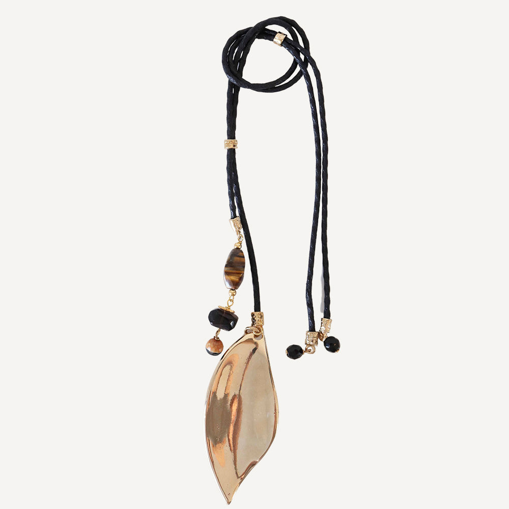 Collar largo negro con hoja dorada y cuentas de ágata y onyx, elegante y moderno.