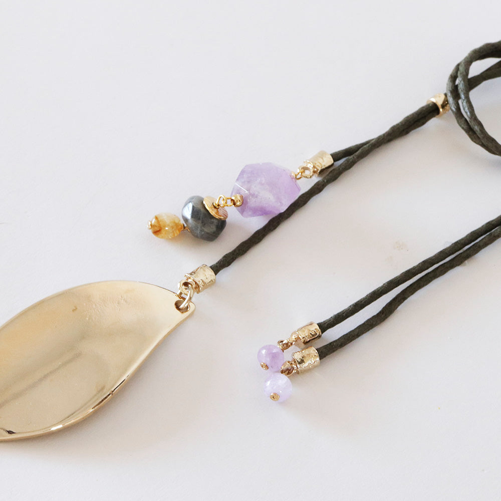 Collar de oro con dije hoja, piedras de amatista y gris, cordón negro, estilo bohemio.