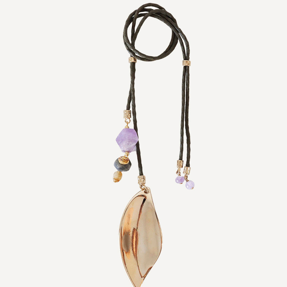 Collar de lino negro con colgante de hoja dorada y piedras preciosas moradas y azules. Elegante y moderno.
