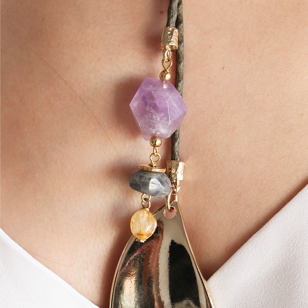 Collar de cuero gris con piedras de amatista, ónix y cuarzo, detalles en dorado, estilo bohemio y elegante.