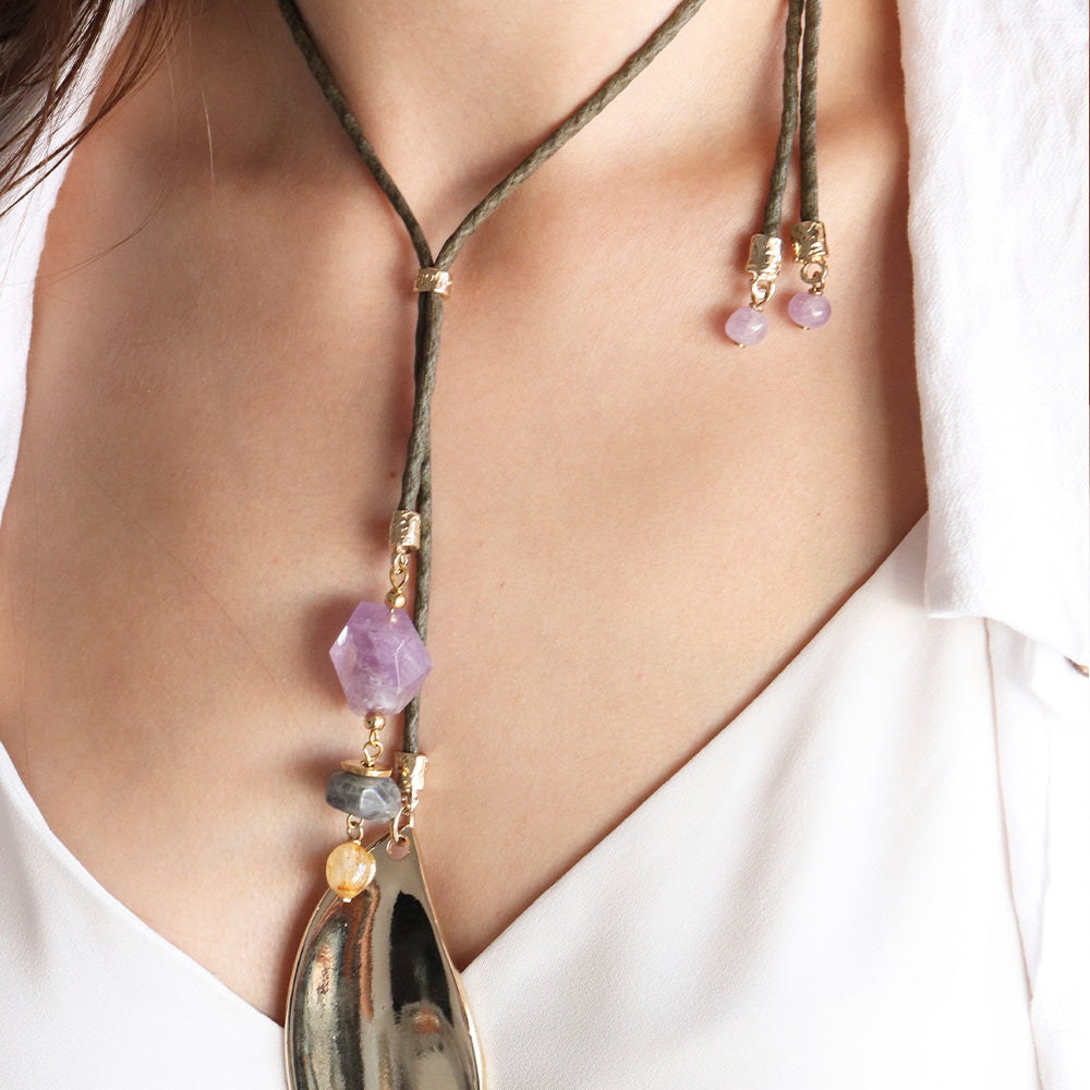 Collar en tono verde oliva con piedra amatista, detalles dorados y diseño bohemio. Perfecto para cualquier outfit.
