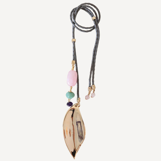 Collar de cordón gris con hoja dorada y cuentas de cuarzo rosa, verde y morado. Estilo boho elegante.