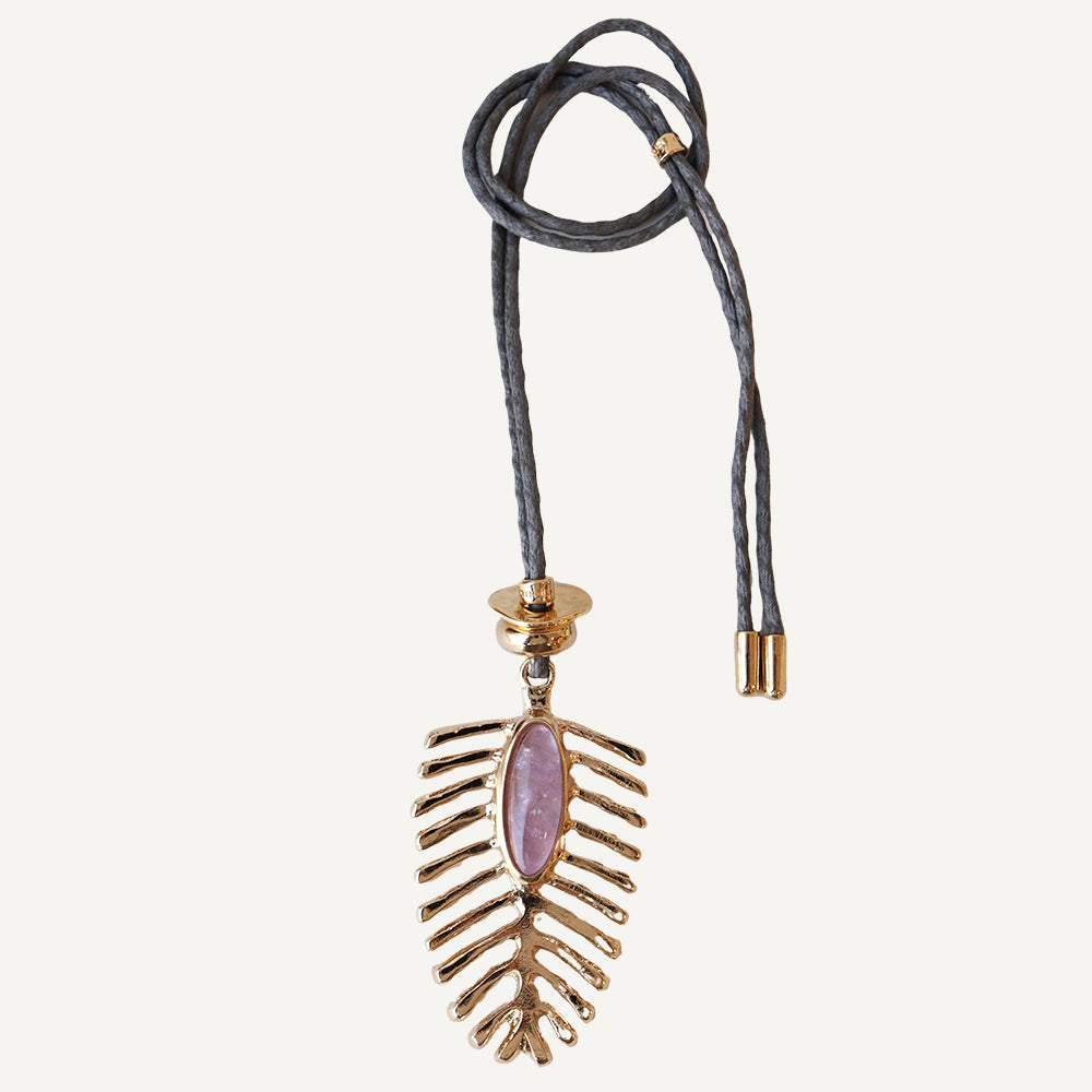 Collar de hoja dorada con piedra violeta, cordón negro de cuero trenzado, estilo bohemio y elegante.