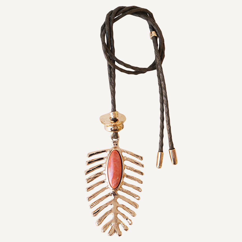 Collar bohemio de plata con piedra rosa, diseño de hoja y cordón negro trenzado. Ideal para un estilo único.