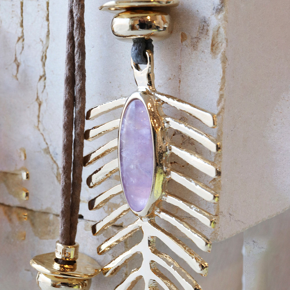 Collar moderno con colgante de hoja dorada y piedra amatista, estilo bohemio y elegante.