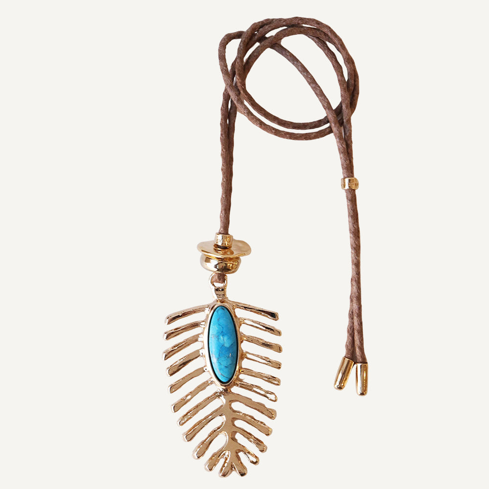 Collar de hoja dorada con piedra turquesa, cordón marrón, estilo bohemio y moderno.