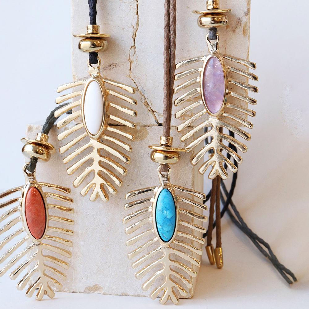 Collares de hoja dorada con piedras en blanco, morado, coral y turquesa, estilo bohemio y moderno.