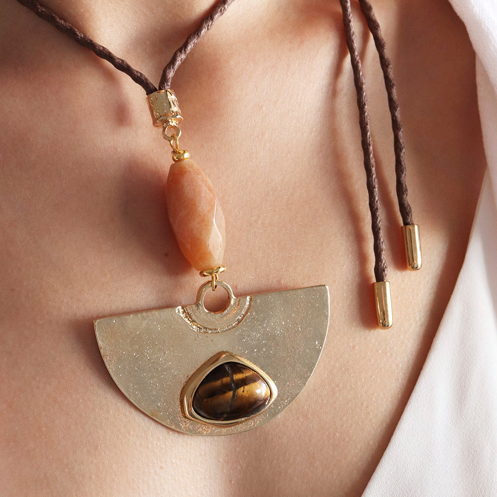 Collar moderno con colgante dorado, piedra de ojo de tigre y cuarzo rosa, con cordón marrón. Ideal para cualquier ocasión.