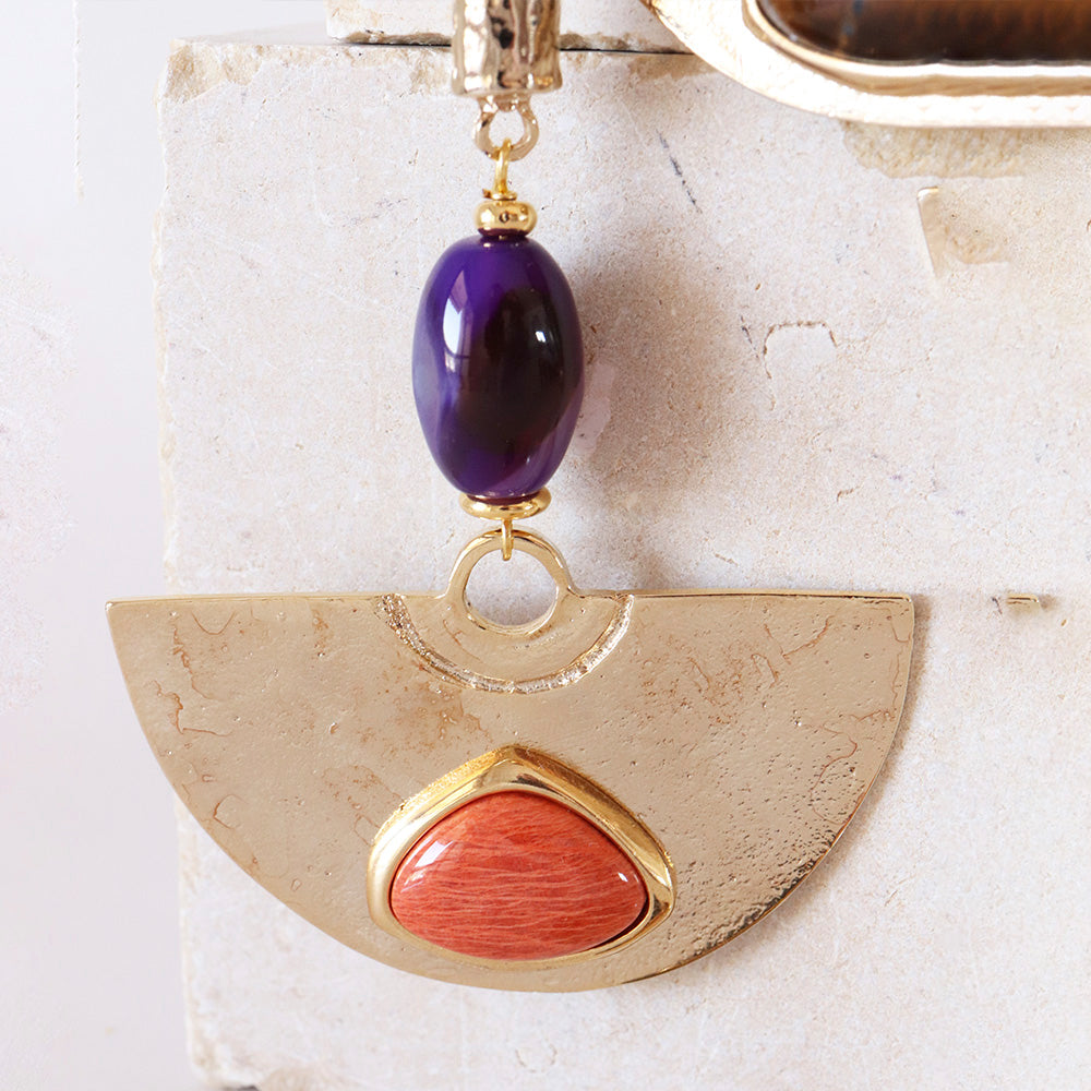 Pendientes de metal dorado con ónice morado y piedra coral, estilo bohemio y moderno.