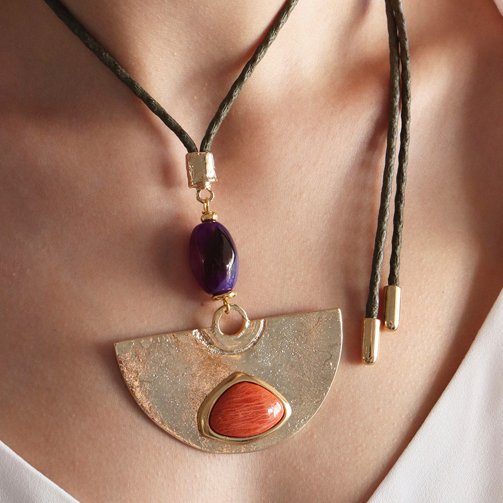 Collar bohemio en tonos dorados y púrpuras, con piedras de ámbar y un diseño moderno de metal.