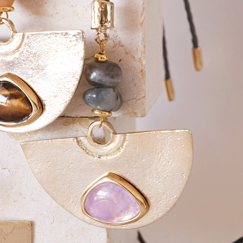 Pendientes de oro con piedras semipreciosas en tonos morados y grises, diseño moderno y elegante.