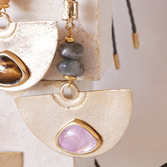 Pendientes de oro con piedras semipreciosas en tonos morados y grises, diseño moderno y elegante.