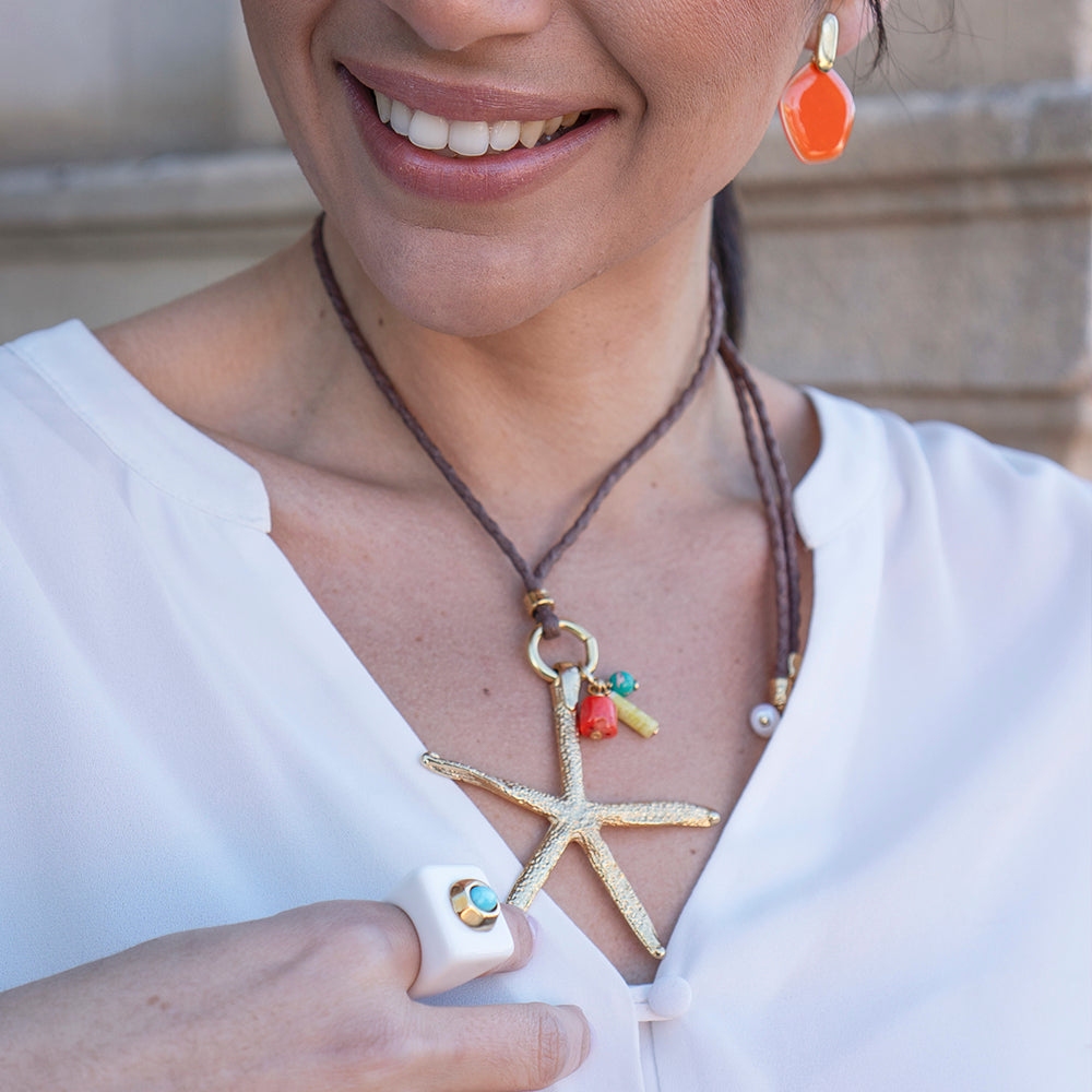 Collar de estrella de mar dorada con cuentas multicolores y anillo blanco, complementos elegantes para mujer.