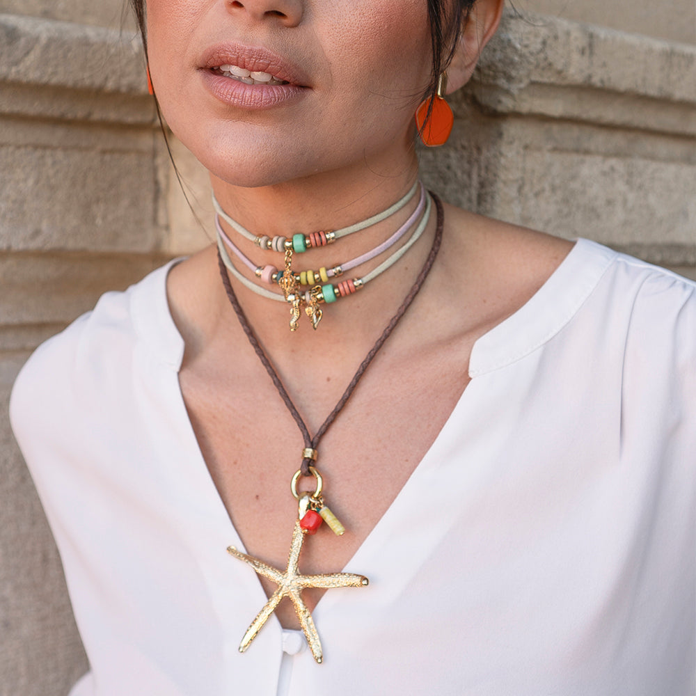 Collar de estrella de mar dorada, cuerdas gris claro, cuentas verdes y naranjas, estilo bohemio.