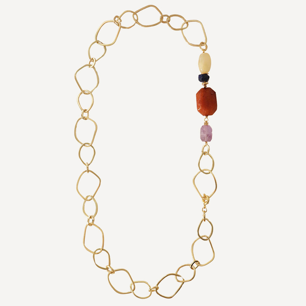 Collar dorado con eslabones, piedras naturales roja, morada y amarilla, estilo moderno y elegante.