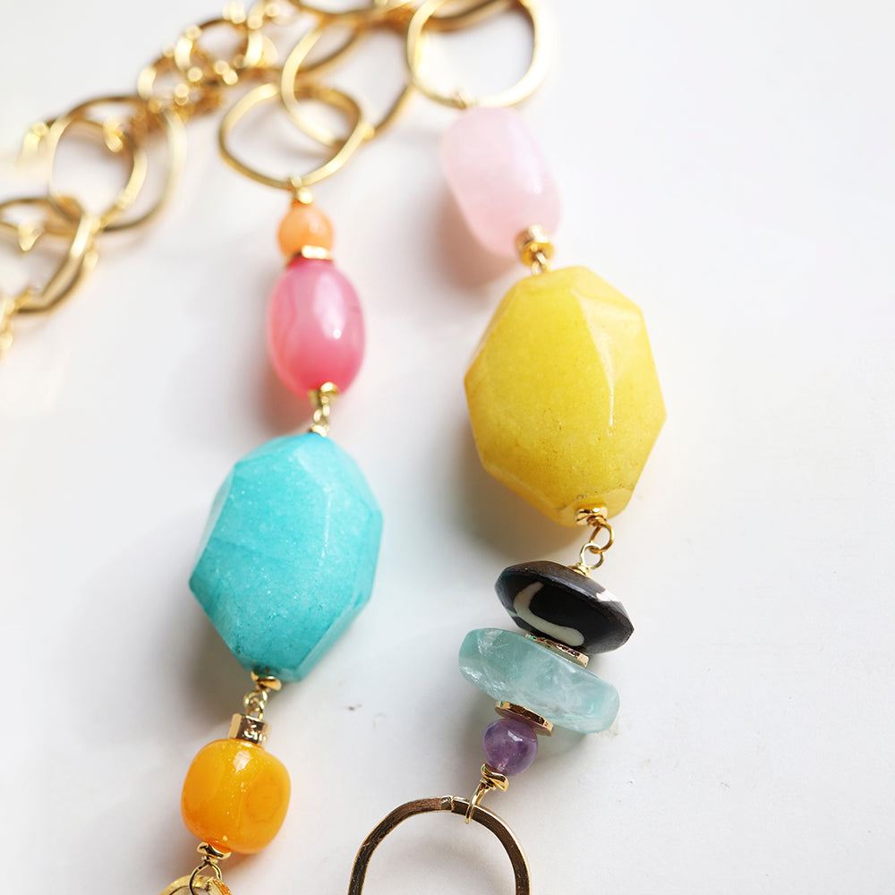 Collar de cuentas multicolores; amarillo, rosa, azul y negro, con detalles en oro. Estilo bohemio.