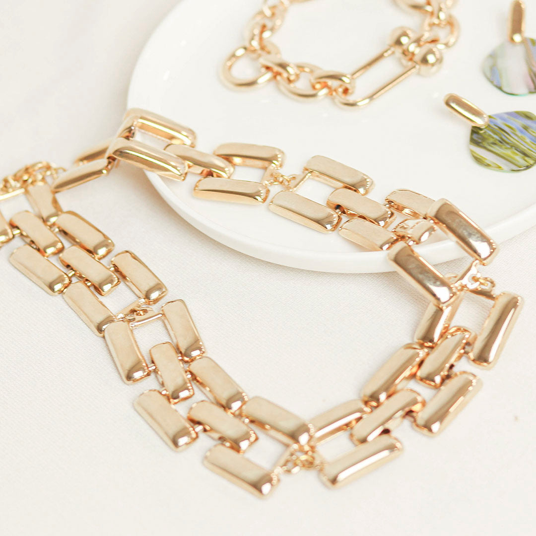 Collar de eslabones dorados, elegante y moderno, ideal para añadir un toque sofisticado a cualquier conjunto.