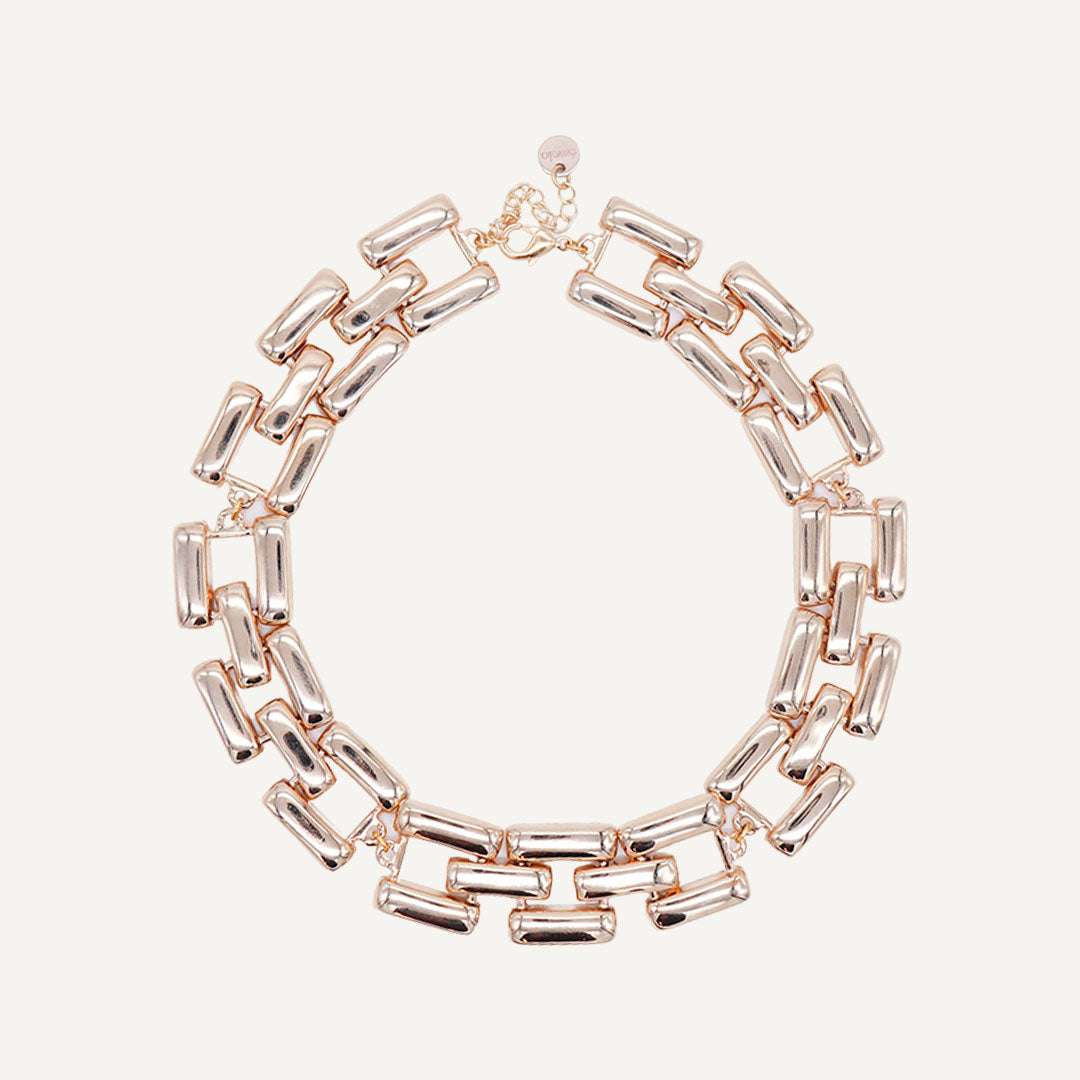 Collar de eslabones en esmalte dorado, elegante y moderno, ideal para ocasiones especiales.