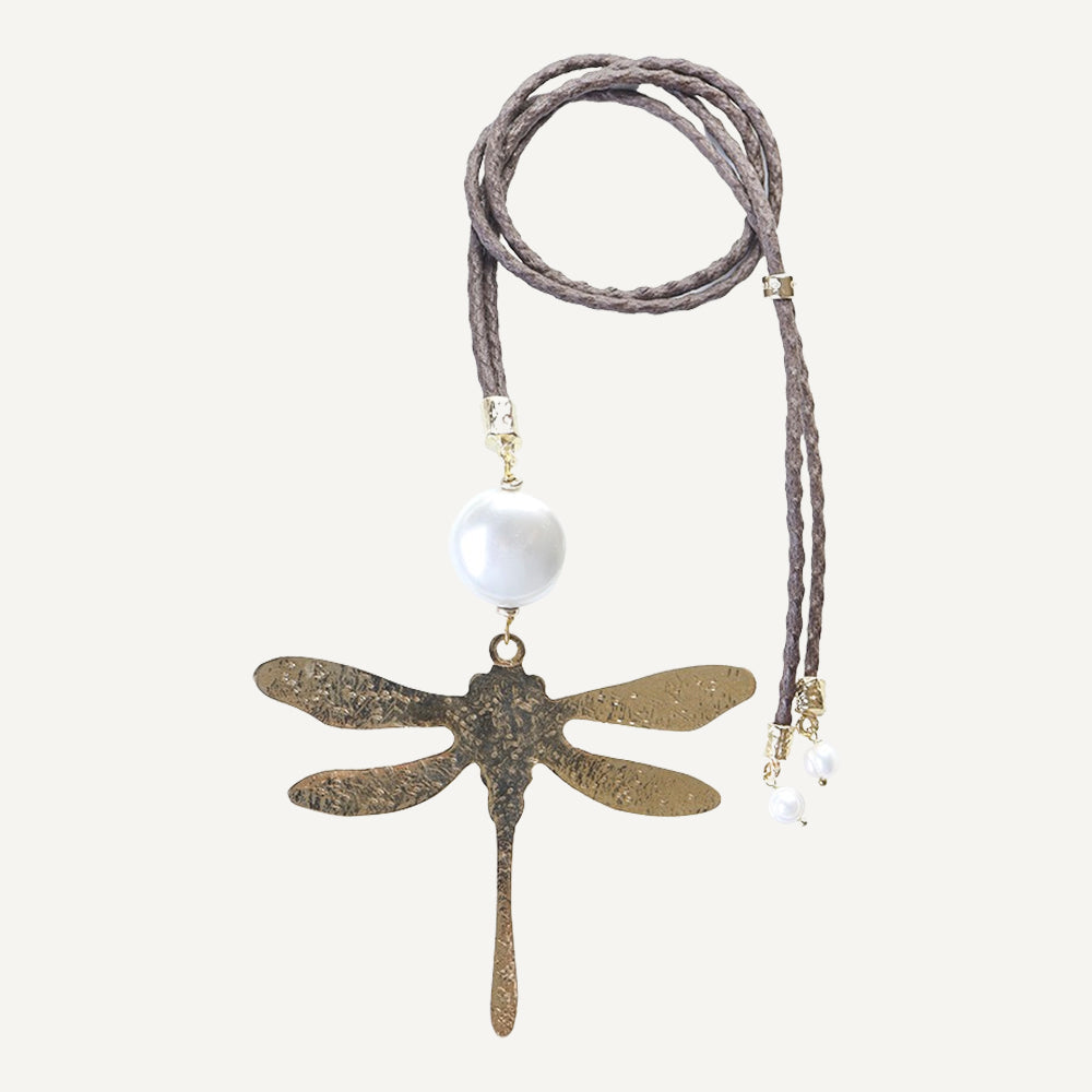 Collar de libélula de bronce con perla blanca y cordón trenzado gris, estilo bohemio y elegante.