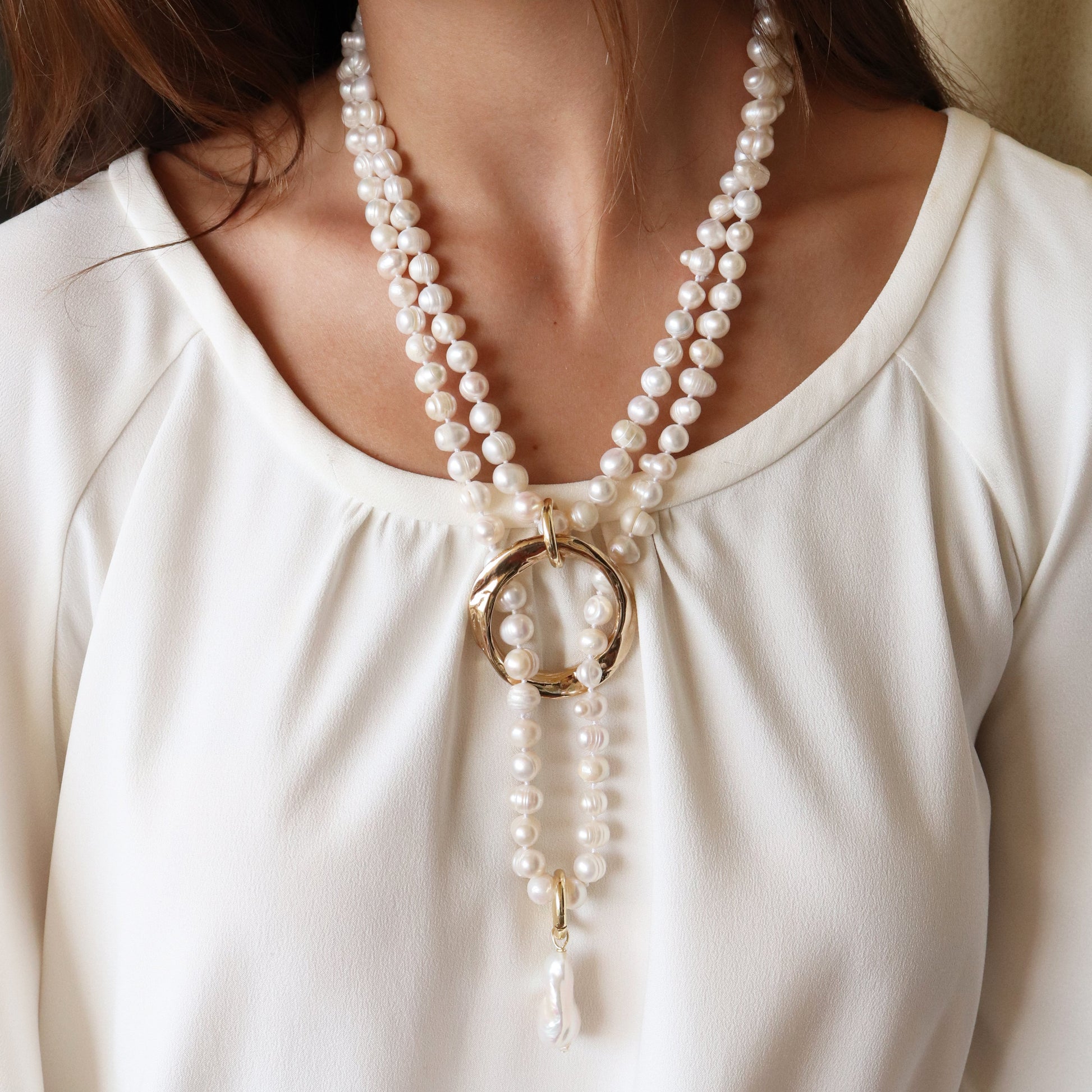 Collar de perlas blancas con anillo dorado, estilo elegante y clásico, ideal para ocasiones especiales.