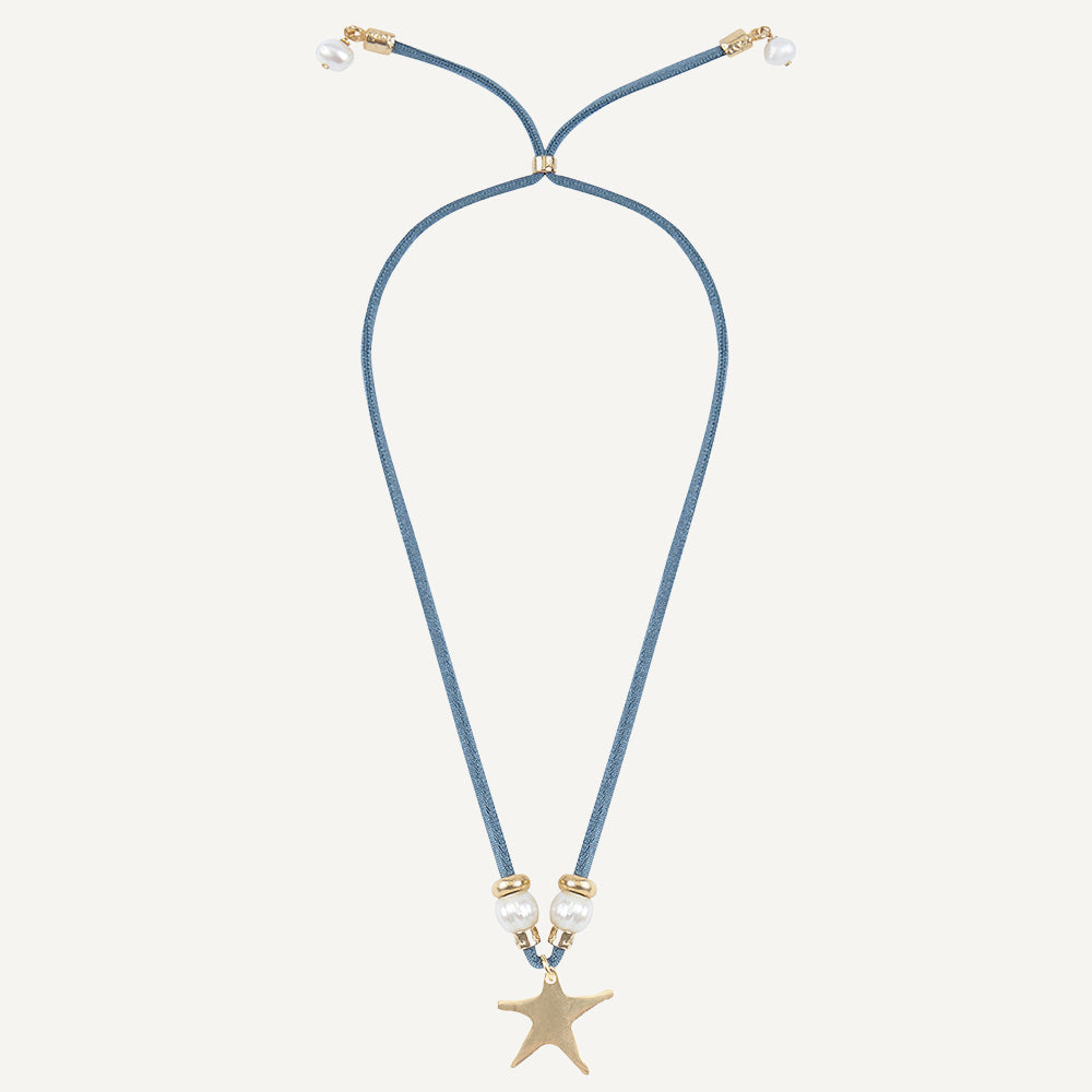 Collar azul de cuerda con estrella dorada y cuentas de perlas. Estilo elegante y moderno.