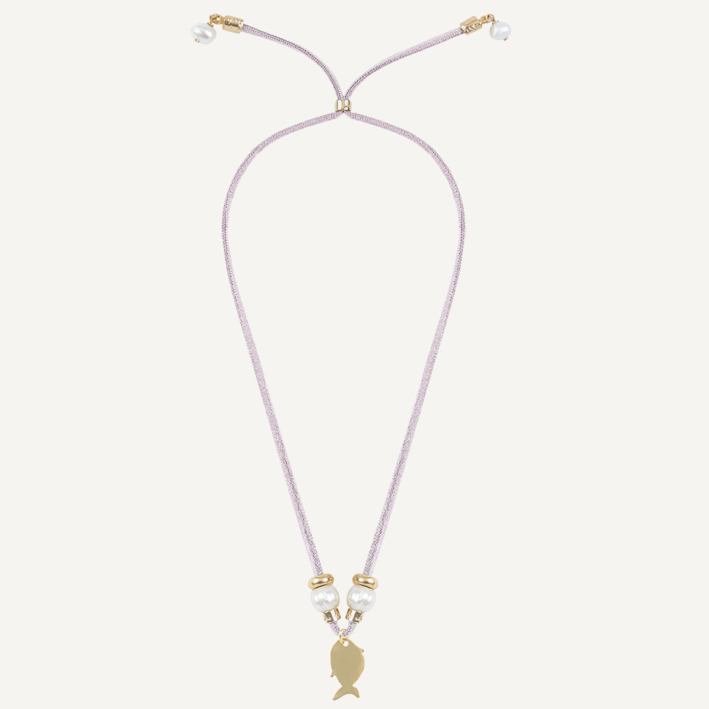 Collar ajustable de cintas moradas con perlas y colgante dorado en forma de pez.