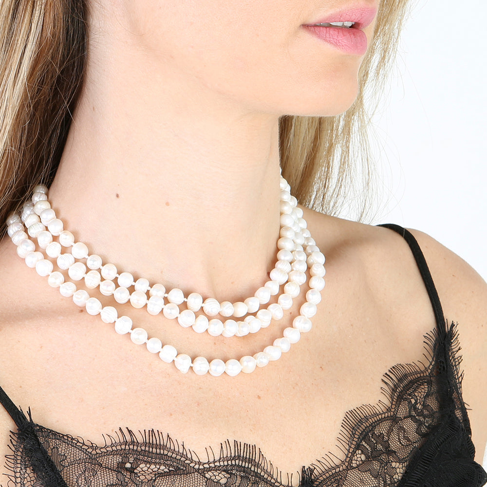Collar de perlas blancas en tres capas, elegante y sofisticado, ideal para ocasiones especiales.