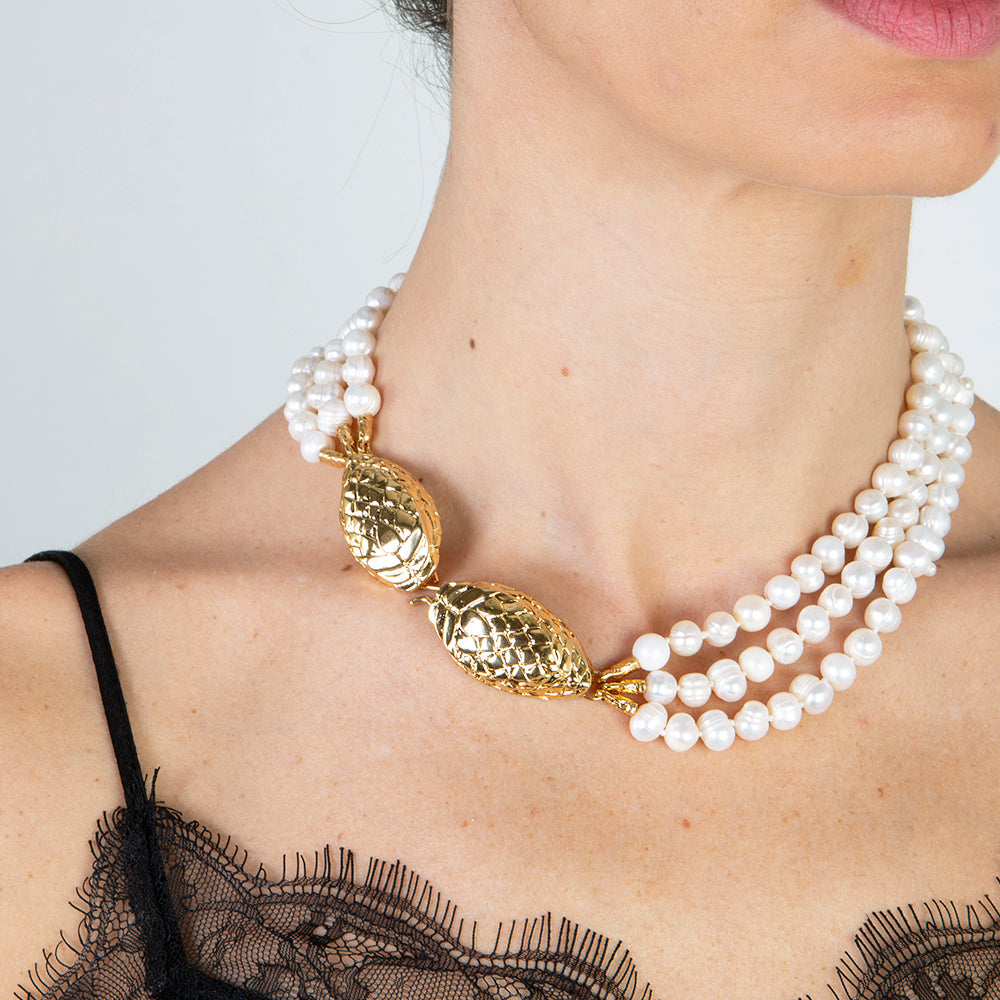 Collar de perlas blancas con detalles dorados, estilo elegante, ideal para ocasiones especiales.